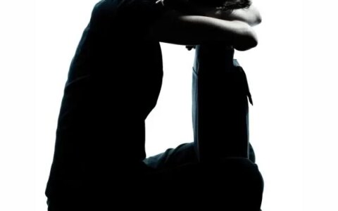 母亲觉得孩子厌学是「作」，竟停掉其抗抑郁药换成维生素，如何评价她的行为？（孩子厌学抑郁还能上学么）