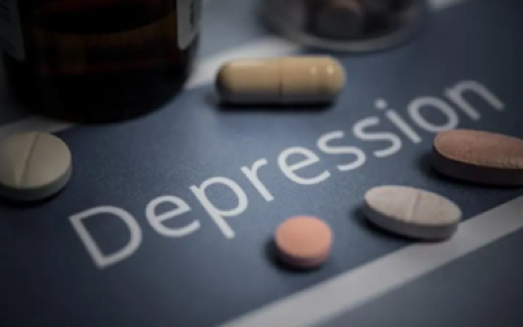 女儿小升初不适应，学霸妈妈却将女儿抗抑郁药换成维生素（女儿快小升初了,怎么鼓励）