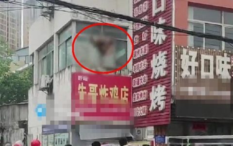 3楼突发火灾，女子将两小孩扔下楼被安全接住，自己跳下不幸身亡（三楼发生火灾怎么撤离）