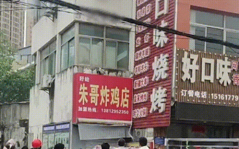 痛心！两孩子从三楼扔下后获救，她却不幸身亡！（孩子从二楼掉下来以后会不有后遗症）