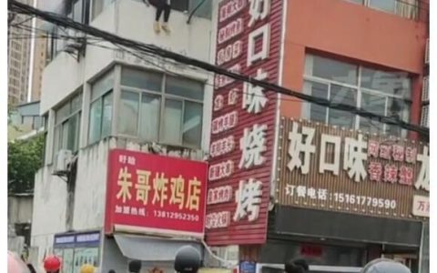 突发火灾，女子将2个孩子从窗口扔下被群众接住获救，自己身亡！（两个孩子被烧的新闻）