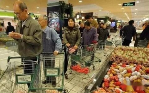 2023年上调养老金：满40年工龄统一涨至4000元？退休工人的辛酸有谁懂？-2033年退休每月能领取多少养老金