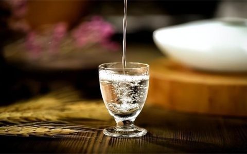 酒瓶上有10781才是粮食酒？行家：有这些“标志”的都是纯粮食酒-酒瓶上的10781是什么意思