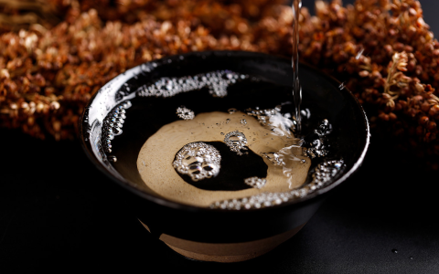 你还会傻傻认为酱香酒等于纯粮食酒吗-酱香酒是不是都是纯粮食酿造