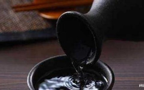 买白酒，只要酒瓶印有“这个标号”，不管价格多便宜，都是纯粮酒-白酒瓶上必须有的标识