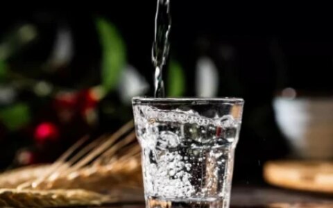 买白酒时，如何辨别勾兑酒，瓶身上有这四个字，勾兑酒无处遁形-勾兑白酒如何识别