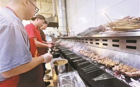 淄博烧烤出圈背后的 流量“算盘”（淄博烧烤网红店楼上）