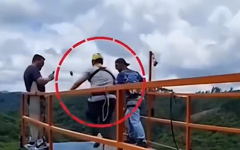 火爆！“庆祝离婚”男子高空蹦极绳索突然断裂，惨遭坠落湖中！（蹦极绳子断了的那个人）