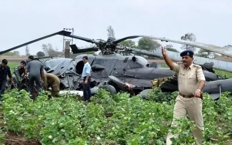 印官员自拍时遭直升机叶片“斩首”，阿三从不走寻常路~（缴获印度直升机的人是谁呀）