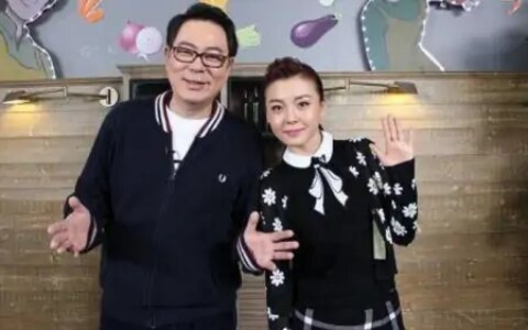 带你参观高亚麟住的房子，客厅吊灯挂着红灯笼，装修有点太独特了-高亚麟作品