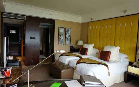 在入住酒店时，若是在床上看见这种东西，最好和酒店前台协商退房-酒店床上放的一条装饰是做什么的