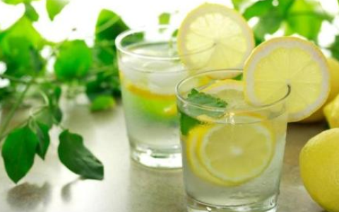 秋季喝这五种食物泡水, 可以保肝护肝, 防肾结石, 提高记忆力（秋季适合泡什么喝）