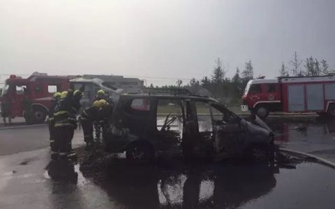 车改气的一定要小心，汽车瞬间燃烧致1人受伤！-汽车改气有什么危害