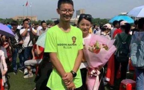 李磊老师：安徽跪谢母亲考生高考635分，超出一本线139分（李磊资料）