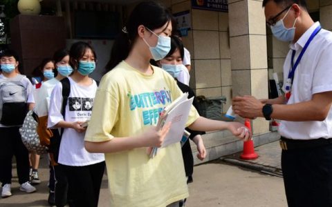 一老师漏掉15名学生高考报名，还让签“自愿放弃”，结果大快人心（高考老师发现作弊当场怎么处理）