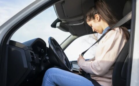 学习驾驶：新手入门指南（初学驾驶汽车步骤视频教程）