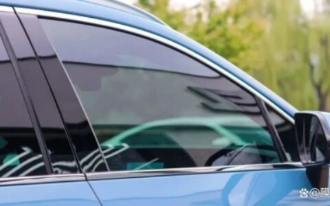 夏天开车又晒又热，新车怎么选隔热太阳膜？窗膜颜色越深越好吗？（汽车隔热太阳膜多少钱）