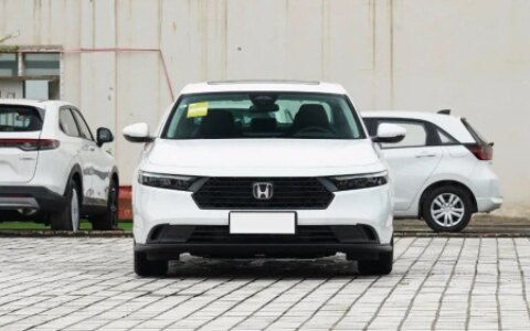 别乱买！B级轿车质量榜更新：雅阁第3，迈腾第7，红旗H5君威上榜（b级轿车大比拼视频）