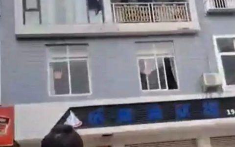 突发！房屋发出巨响，震飞的窗户砸中楼下2人（听到巨响窗户房子晃动）
