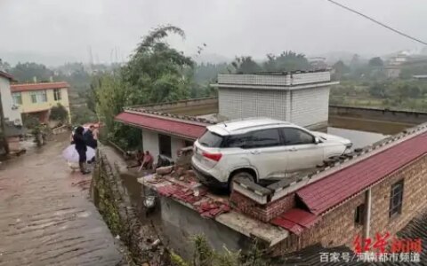 轰隆巨响！四川一家人从睡梦中惊醒，楼顶飞上来一辆汽车（四川一家三口被杀）