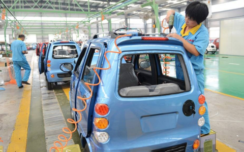 今天才知道，低速四轮电动车制造成本有多少？商家卖一辆能赚多少（电动车四轮车多少钱）