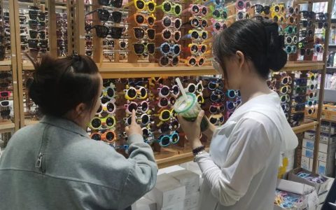 戴着过过瘾？儿童太阳镜戴错危害大 | 记者调查-太阳镜对儿童眼睛的危害