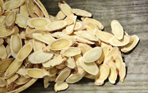 黄芪泡水喝的功效和作用知道多少？这几类人不能喝-黄芪泡水喝的功效与作用禁忌?