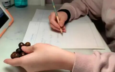 这届小学生流行盘手串？家长、老师和专家怎么看-学生盘文玩