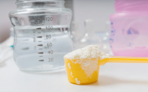 奶粉不溶解，奶粉结块……关于奶粉的5个常见问题，一次说清楚-奶粉不怎么好溶解有块状物