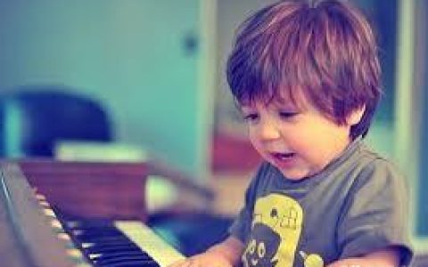 钢琴指法入门第1步——如何锻炼手指灵活度（钢琴怎么锻炼手指灵活度和弹性）