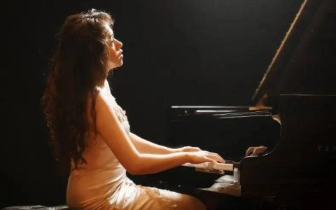 用正确的指法，在正确的地方，弹奏正确的琴键（弹琴的正确姿势）