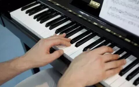 钢琴入门简谱，钢琴基础指法训练的方法（钢琴简谱入门 基础教程）