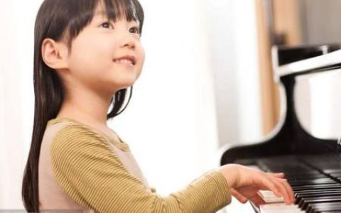 钢琴入门指法教程：钢琴弹奏技巧和方法详解（钢琴入门指法视频大全）