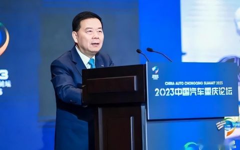 电池价格开降了，新能源车为何还不降价？厂商是在等车锈在厂里吗（新能源为什么一直跌这两天）