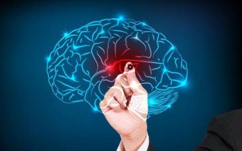 身体出现5个征兆，或是脑溢血的早期症状，及早发现，或能救命-脑溢血的前兆是