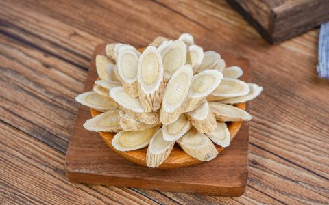 黄芪能抗癌吗？有哪些功效？长期吃要注意什么？（黄芪有抗癌防癌的功效吗）