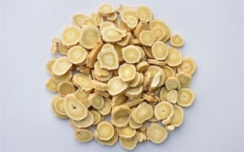 黄芪别光泡水喝，放点它进去，一起喝补气补血，还能延年益寿（黄芪怎么搭配泡水喝效果好一点）