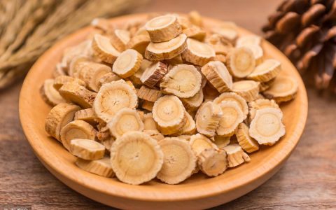 多喝黄芪水，会改善人的精神面貌？到底黄芪泡水喝好不好？（黄芪喝水有什么好处）