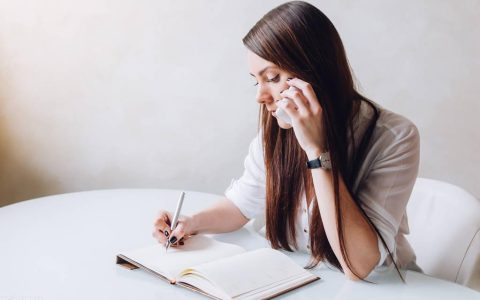 接听电话，这5种电话一定不要接，记得告诉家人，涨知识了！（接听电话中哪个要求更合适?）