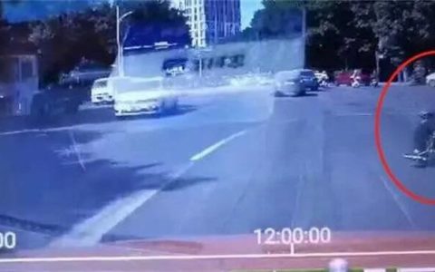 事发柳州街头！老人开电动轮椅车流中“乱飙”，小轿车吓坏：不敢惹-老人开电动轮椅进隧道被撞飞