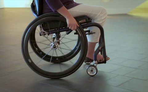 智能轮椅会“爬楼梯”，残疾人的福音来啦！-残疾人电动轮椅 全自动爬楼