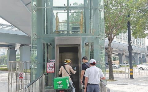 部分天桥无障碍设施缺失 电动车频频闯入