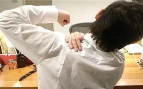 5个动作带您快速缓解肩周炎，肩膀痛的朋友速进！（缓解肩周炎应该做什么呀）