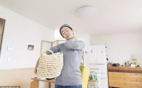 这两个动作做不了，你可能得了肩周炎，千万别大意！（肩周炎自我锻炼的视频教程）