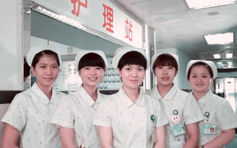 肩周炎该怎么锻炼？医生：四个动作加快康复（肩周炎怎么锻炼啊视频教程大全）