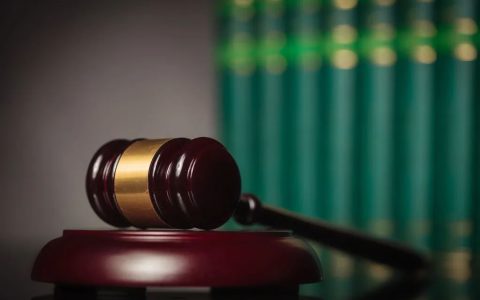 徐峥代言TST上热搜，陶虹公司被曝五年拿4亿多分红，公司违法明星股东该担责吗？（徐峥陶虹携手出游）