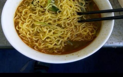 护士晒出元旦值班餐，第一个赢了，最后一个太惨……（适合护士值班发的朋友圈）