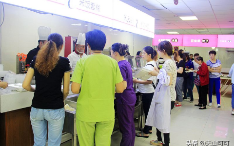 医院食堂饭菜实惠品种多，荤素搭配任意吃，来蹭饭人比工作人员多（医院食堂有什么菜）