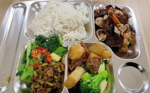 广东护士晒食堂餐，份量足，种类多，网友称一周胖8斤也要做同事（在医院食堂上班好吗）