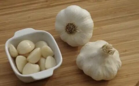 坚持天天吃“大蒜”的人，最后都怎么样了？生吃好还是熟吃好？-吃大蒜的好处与坏处,吃生大蒜有什么现象